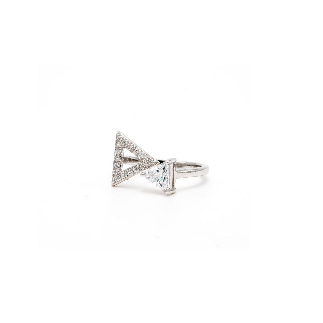 THE TRIANGULAR MAGIC DIAMOND RING